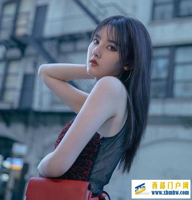 宋祖儿在阳台晒自拍照,无意中曝光豪宅内景,说不羡慕那是假的!(图1) 宋祖儿在阳台晒自拍照,无意中曝光豪宅内景,说不羡慕那是假的!(图1)