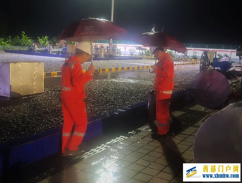 国家管网兰州输油气分公司:未雨绸缪,全面织牢防汛“安全网”(图3) 降雨天气夜间展开排查。.jpg