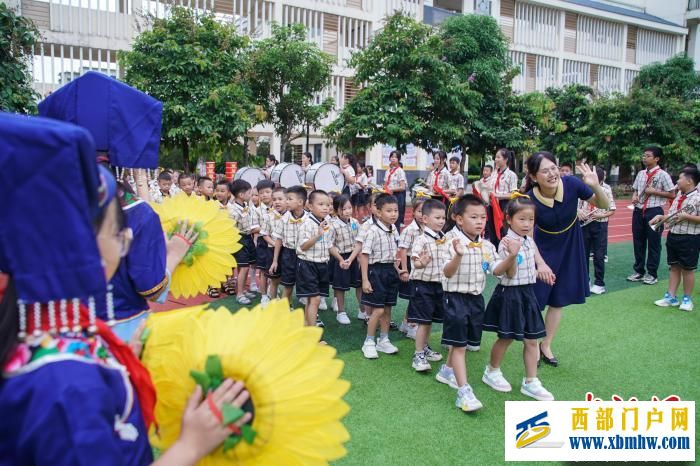 广西南宁:秋季学期启幕 师生欢迎新生入学(图2) 广西南宁:秋季学期启幕 师生欢迎新生入学(图2)
