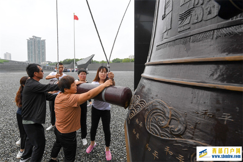 在缅怀哀思中凝聚奋进之力——写在第十个国家公祭日到来之际(图3) 在缅怀哀思中凝聚奋进之力——写在第十个国家公祭日到来之际(图3)