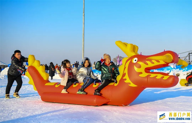 太火啦!呼和浩特冰雪场上“热辣滚烫”(图5) 图片