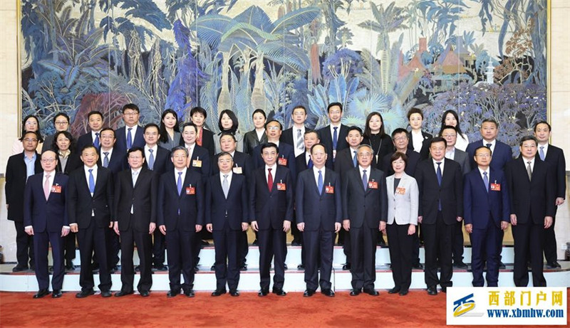 王沪宁看望参加全国政协十四届二次会议宣传报道的新闻工作者代表(图1) 王沪宁看望参加全国政协十四届二次会议宣传报道的新闻工作者代表(图1)