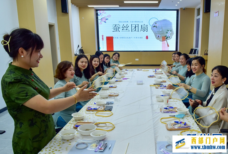 四川南充:社区居民进夜校学非遗(图3) 四川南充:社区居民进夜校学非遗(图3)
