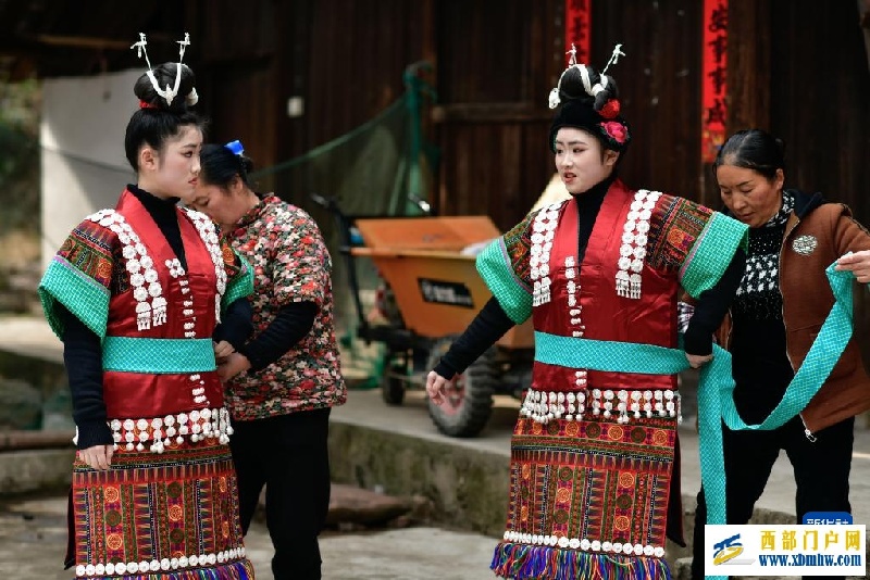 两对苗族双胞胎姐妹共赴“甘囊香”(图12)
