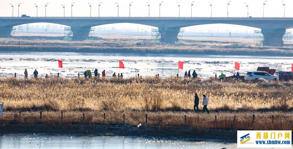 内蒙古包头：流凌盛景引游人(图1)