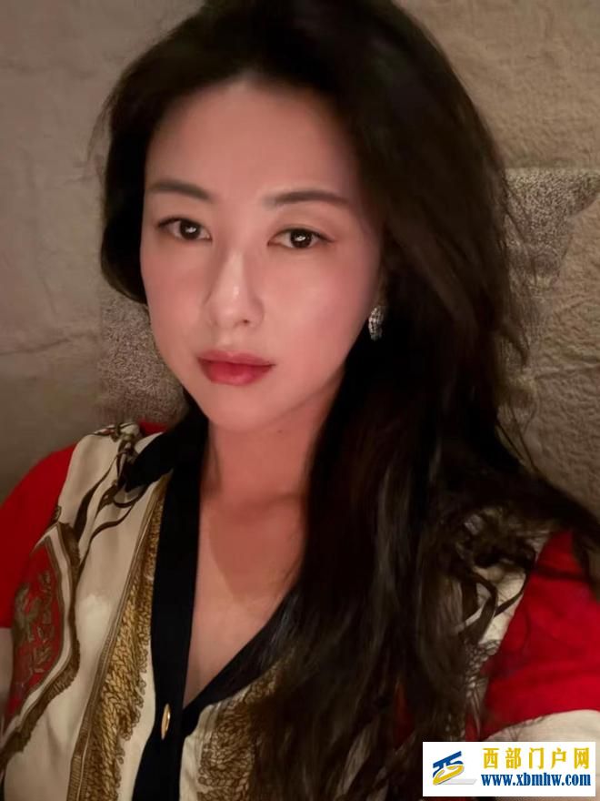 朱珠的冬至家宴照杀疯了,喝到脸红!小女儿穿着练功服满屋子打闹(图2) 朱珠的冬至家宴照杀疯了,喝到脸红!小女儿穿着练功服满屋子打闹(图2)