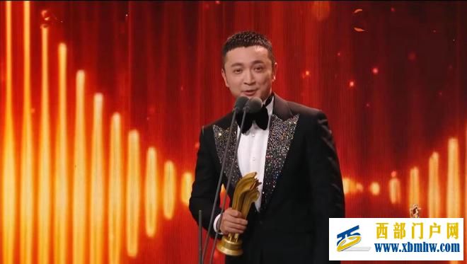 尼格买提拿下“金声奖”,感恩24年前职业启蒙人,何炅有点不自信(图3) 尼格买提拿下“金声奖”,感恩24年前职业启蒙人,何炅有点不自信(图3)