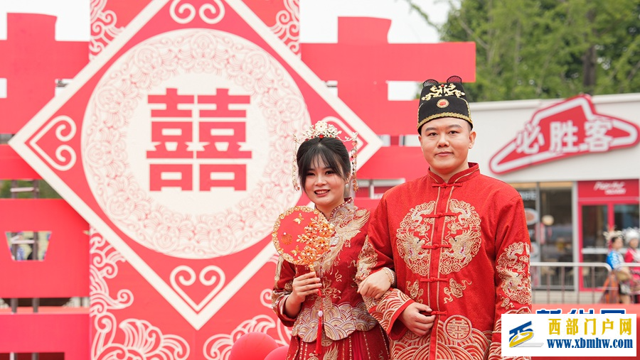 缘定七夕 70对新人在贵阳天河潭景区举行集体婚礼(图3)