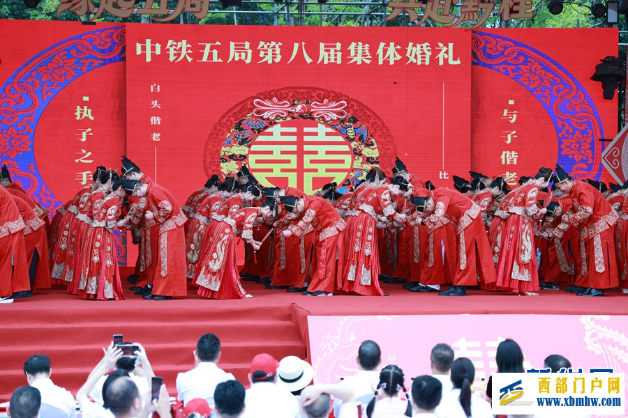 缘定七夕 70对新人在贵阳天河潭景区举行集体婚礼(图5)