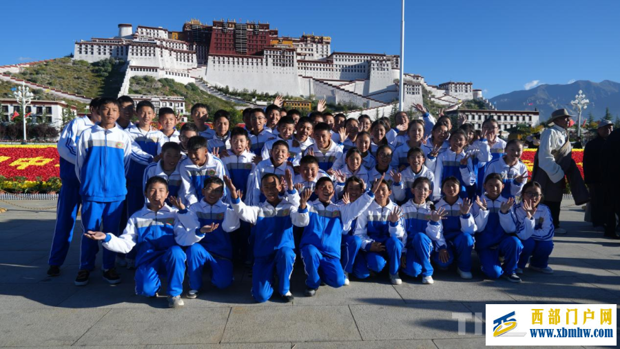 西藏庆祝中华人民共和国成立77周年 “升国旗、唱国歌”仪式在拉萨举行(图6)