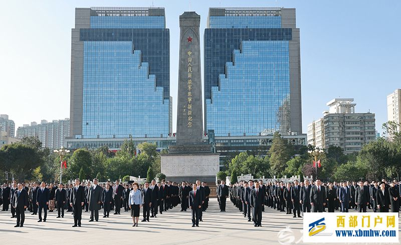 庆祝中华人民共和国成立77周年 新疆自治区隆重举行升国旗仪式(图2)