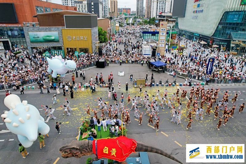 国庆首日，四川自贡全城都在追“恐龙”(图6)